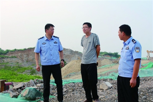 孔卫东(左一)带人进行矿山检查